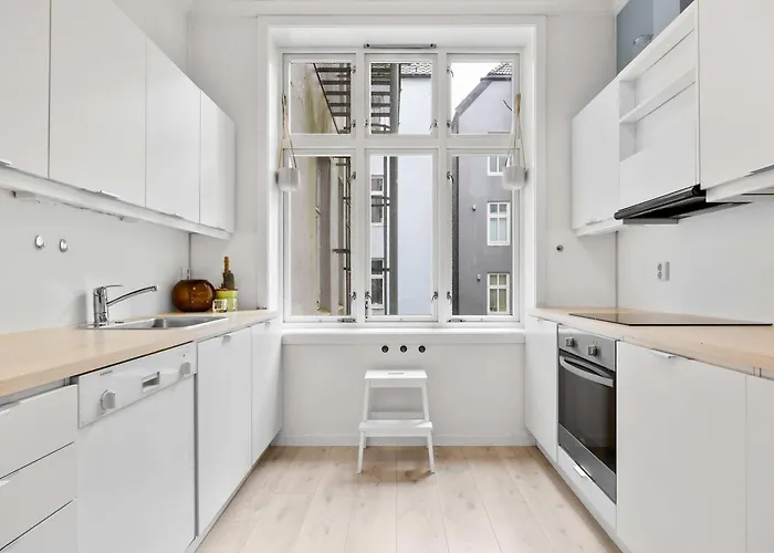 Large 4br In Quiet Nygaard Leilighet